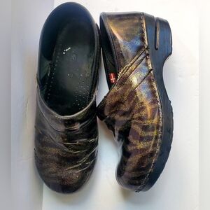 Dansko Irradesent Gold Black Women's 9/10 Professional Clogs Mocha Cherry